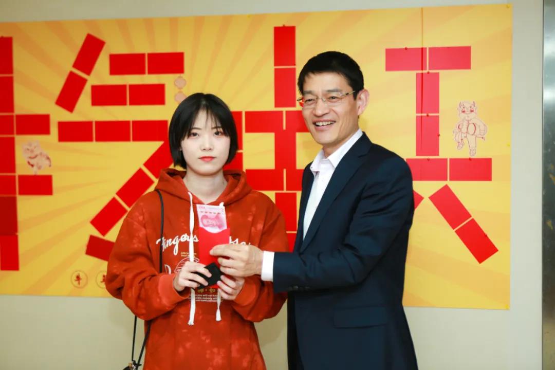 社科賽斯：羨慕！社科賽斯考研為員工們發(fā)放開年紅包！